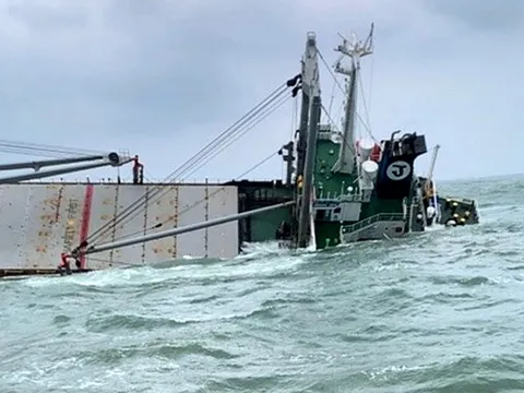 Chìm tàu ở Vũng Áng, 10 người mất tích trên biển
