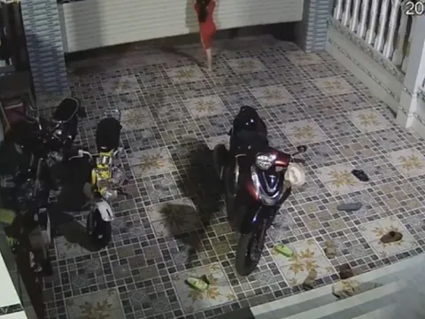 Mẹ bỉm sợ hãi cảnh bé gái 8 tuổi ở Bình Thuận đu lên cửa cuốn, bị cuộn toàn thân đưa lên cao, hôn mê