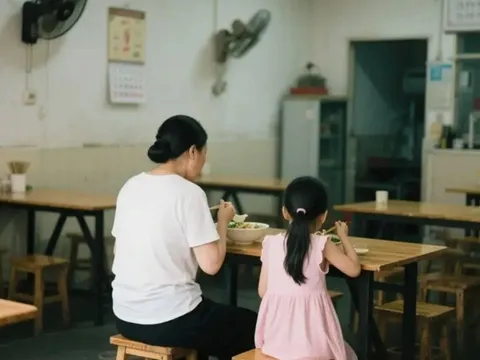 Hai mẹ con ăn một bát mì trong cửa hàng, vừa rời đi, chủ quán "tiên tri" một câu về tương lai của người mẹ