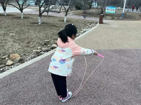 Bé gái 9 tuổi dậy thì sớm vì một thói quen sai lầm khi ăn mà nhiều trẻ em Việt mắc phải