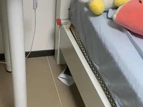 Con gái dậy thì giấu vật lạ ở khe giường, mẹ tức giận chất vấn thì nhận về thái độ bất ngờ