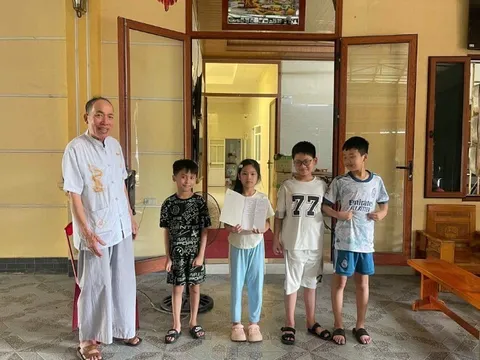 Ông nội Thái Bình 60 tuổi đón 7 cháu ở thành phố về quê, "gây bão" với bảng nội quy xem Tivi điện thoại cho "khối nghỉ hè" cực đỉnh