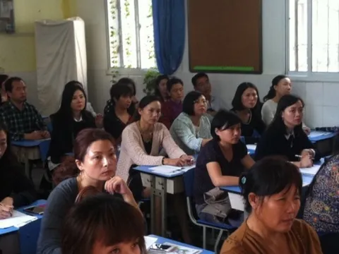 Tôi mất ngủ cả đêm khi bố chồng đi họp phụ huynh về mừng rỡ khoe cháu gái học bạ toàn điểm 10