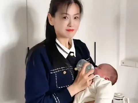 Bà ngoại gây sốt với khoảnh khắc cho cháu sơ sinh ăn sữa, tuổi thật được tiết lộ làm ai cũng khó tin