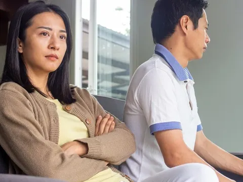 Con trai bán 1 cây vàng chữa bệnh cho mẹ đẻ, câu nói của bà khiến con dâu bắt trả lại đủ tiền