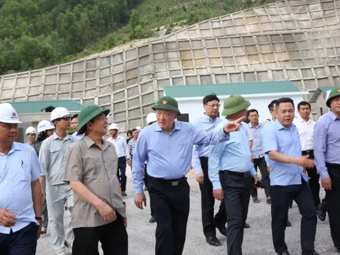 Phó Thủ tướng Thường trực Chính phủ Nguyễn Hòa Bình thị sát, kiểm tra dự án giao thông đoạn Quy Nhơn - Chí Thạnh