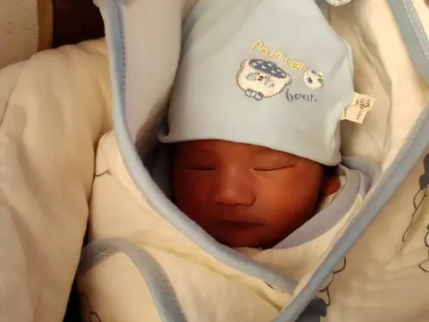 Mẹ bỉm vui mừng khi con sơ sinh ngủ suốt đêm không quấy khóc nhưng đến bệnh viện bác sĩ kết luận: Quá nguy hiểm!