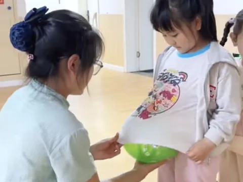 Trường mẫu giáo gây xôn xao khi cho 300 học sinh trải nghiệm "mang bầu", nhìn các bé khệ nệ bê bụng ăn, ngủ mà thương