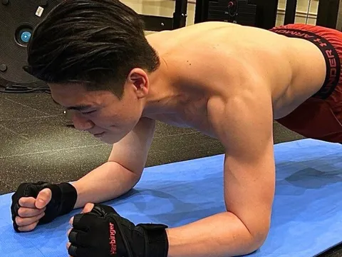 "Thiếu gia nghìn tỷ" nhà Bầu Hiển khoe cơ bắp săn chắc, là bố đơn thân 3 con vẫn khiến hội chị em mê mệt