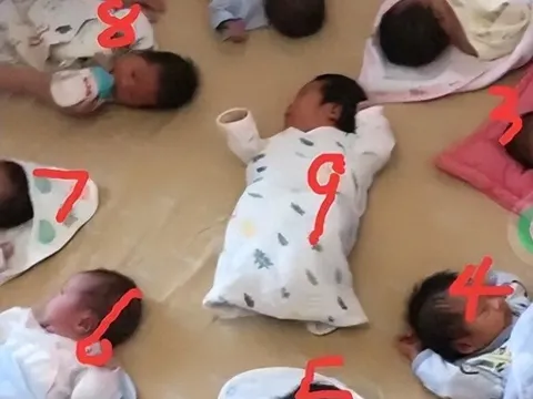 3 cô con gái sinh 3 cùng lúc, bà ngoại một mình chăm 9 cháu sơ sinh, ai nhìn cũng choáng