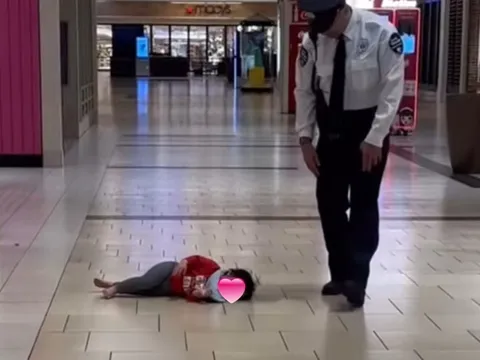 Bé gái Việt đang ăn vạ mẹ bị cảnh sát nước ngoài nhắc nhở và cái kết phụ huynh "cười chảy nước mắt"