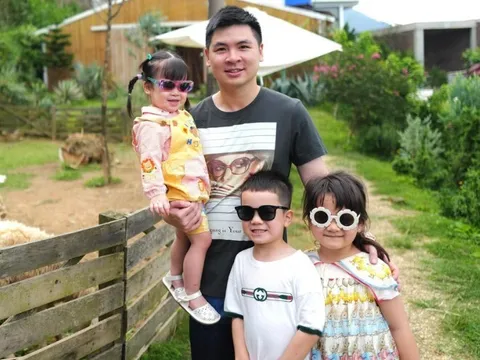 Chồng chủ tịch của Đỗ Mỹ Linh khoe cảnh "1 nách 3 con", ái nữ là "bản sao" được cưng ngồi trên vai bố