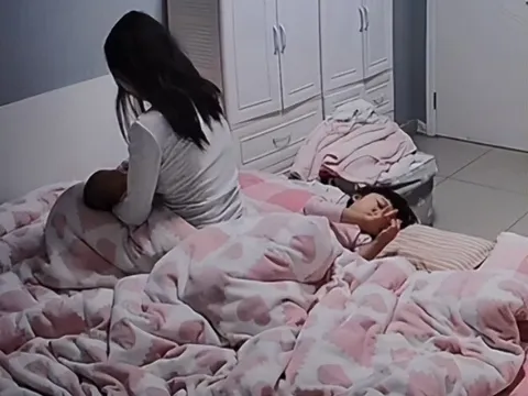 Đoạn video ghi lại cảnh mẹ bỉm đang cho con sơ sinh bú, con gái lớn bất ngờ có hành động gây xúc động