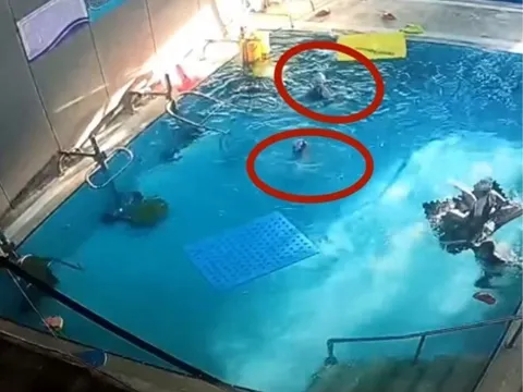 Đoạn video ghi lại giây phút thót tim ở hồ bơi, bé 5 tuổi bị đuối nước được cứu sống “kỳ diệu”