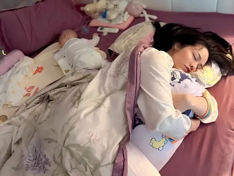 Nhật Kim Anh và con gái cưng "giận dỗi" không nhìn mặt nhau, chọn nằm "mỗi người 1 góc giường", cần người hòa giải