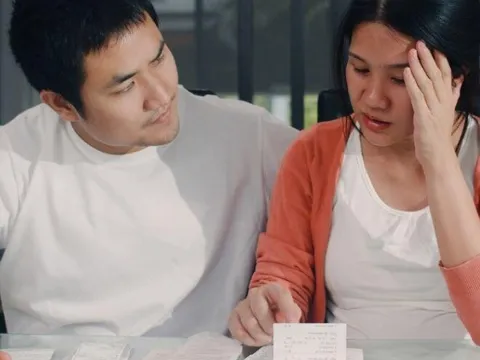 Biết bố dượng có 10 tỷ tiết kiệm, mẹ xin cho tôi 1 khoản rồi sững sờ với câu trả lời của ông