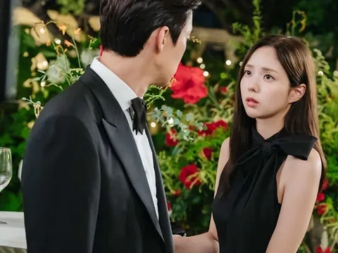 Tình cờ gặp chồng cũ và bạn gái mới trong buổi họp lớp, tôi nói 4 từ khiến anh thành trò cười