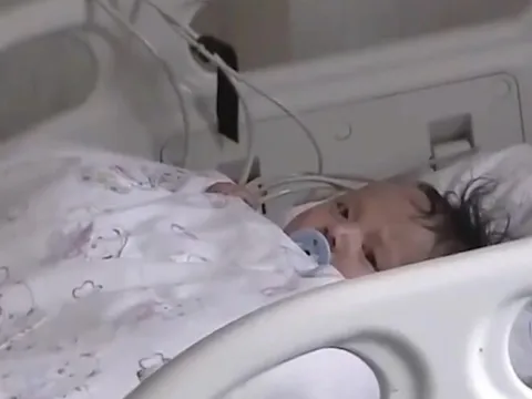 Bé 5 tháng tuổi không đi tiểu trong 20 giờ, bị sưng khắp người, bác sĩ phát hiện nguyên nhân đến từ bữa ăn hàng ngày