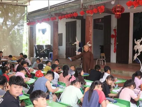 Mầm tri thức nảy nở từ lớp học chữ, rèn người miễn phí nơi cửa thiền