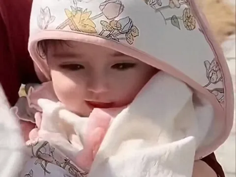 Bé sơ sinh diện mạo đẹp như hoa hậu dù bố mẹ bình thường, y tá thốt lên: “Đứa trẻ như đã phẫu thuật thẩm mỹ”