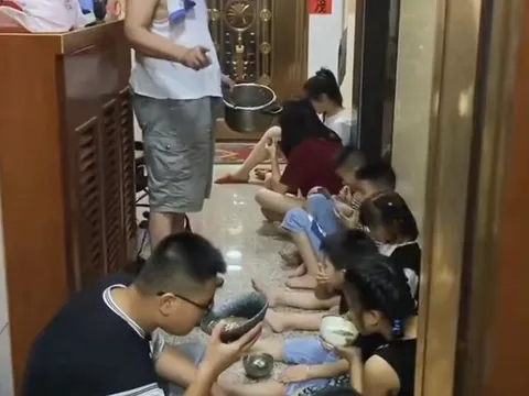 Đón 13 đứa cháu về quê nghỉ hè, ông nội U80 khiến cõi mạng nể phục khi chăm bầy cháu từ sáng đến tối