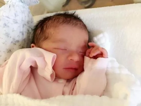 Bé trai sinh ra có đôi tai “biến dạng”, gia đình lo lắng đưa đến bệnh viện, nghe bác sĩ nói người mẹ bật khóc