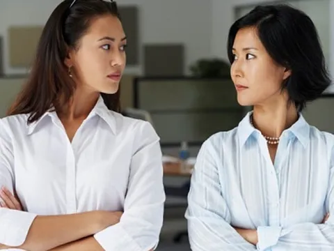 Sinh nhật cháu, bà ngoại tặng 1 triệu, bà nội mang tới một cuốn sổ đỏ, tôi ôm con về nhà mẹ đẻ