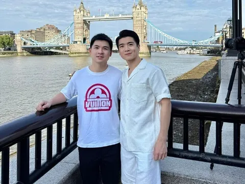 Chồng Đỗ Mỹ Linh cùng anh trai ruột về thăm nơi ngày xưa du học, cách nhau 6 tuổi mà giống song sinh