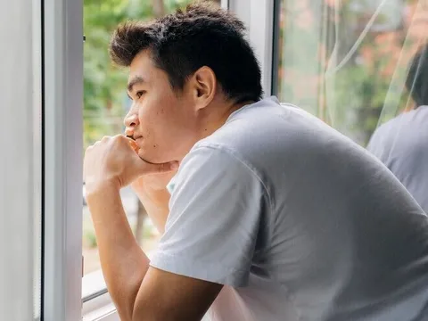 Bố vợ ở quê lên chơi mang theo 2 con gà, ngày về bị bắt gặp cảnh lén mở ví con rể