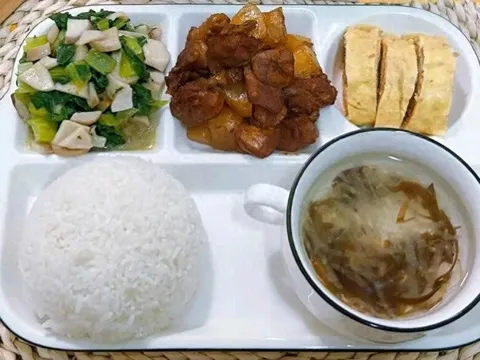 Đóng 36 nghìn đồng bữa trưa cho con ở trường mẫu giáo, phụ huynh “choáng” khi nhìn thấy đồ ăn cô giáo gửi