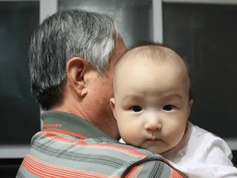 Nữ giám đốc nhờ mẹ chồng chăm con suốt 16 năm, bi kịch xảy đến với đứa trẻ khi trưởng thành