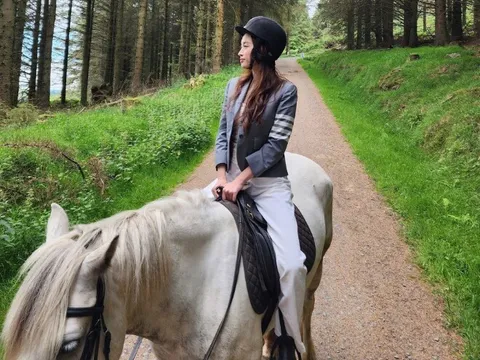 Hoa hậu Đỗ Mỹ Linh ra nước ngoài chơi môn đắt tiền cùng nhà chồng, khoe thần thái đúng chuẩn "phu nhân hào môn"