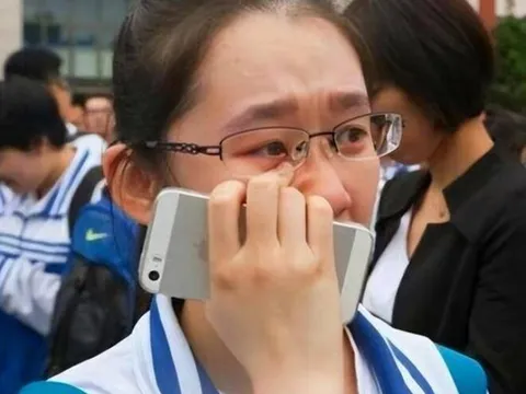 Chi 1,7 tỷ cho con học thêm, bố mẹ bật khóc khi con trượt đại học, nhìn đứa trẻ được Thủ khoa mà hối hận