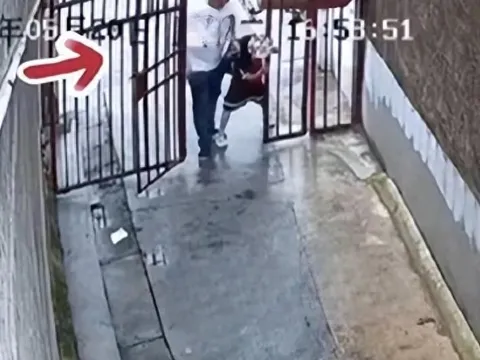 Bé gái tiểu học bất ngờ bị một người đàn ông lạ kéo lê trên đường, đoạn camera ghi lại cảnh tượng khiến ai cũng hoảng