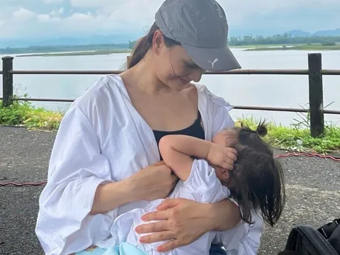 Ái nữ lai Tây nhà Lan Phương hơn 1 tuổi vẫn thèm sữa mẹ, nữ diễn viên bế con cho bú giữa đoàn phim