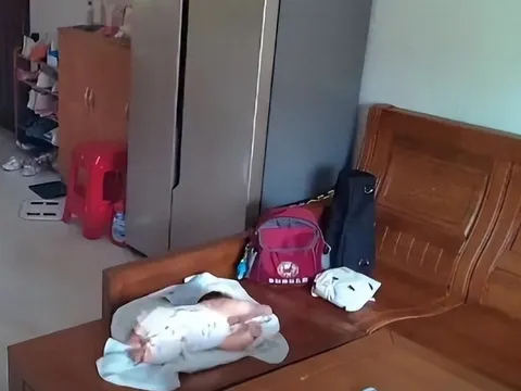 Tăng ca mẹ gửi con 3 tháng tuổi cho bà chăm, lúc kiểm tra camera thấy cảnh tượng hãi hùng ở phòng khách