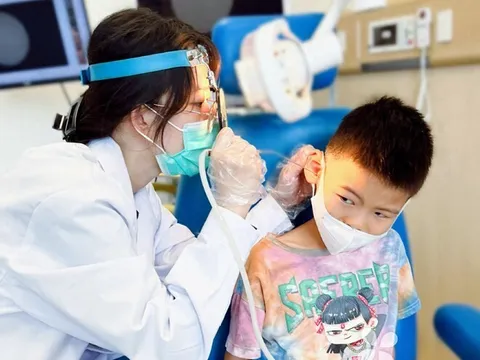 Bé trai 10 tuổi bị mất thính lực sau khi đi bơi về, đến bệnh viện bác sĩ đưa ra cảnh báo khẩn cấp