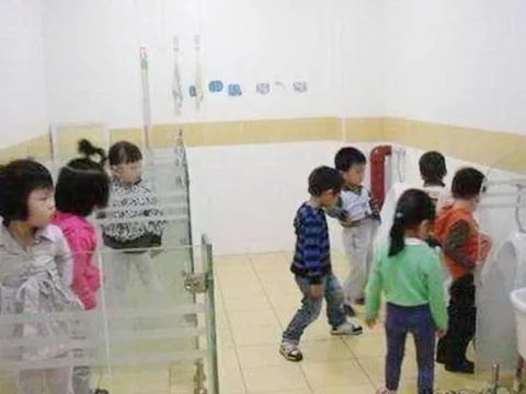 Cô giáo mầm non đăng ảnh trẻ vào nhóm lớp, phụ huynh tức giận kéo đến trường khi nhìn cảnh tượng ở nhà vệ sinh