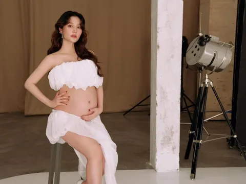 Chồng thiếu gia của Diễm My 9X khoe quý tử trong biệt thự riêng, em bé nay mới lộ diện mạo giống hệt bố