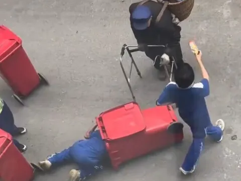 Thấy con trai trên đường đi học về bỗng chui vào thùng rác lục lọi, mẹ chết lặng và cái kết khiến nhiều người xúc động