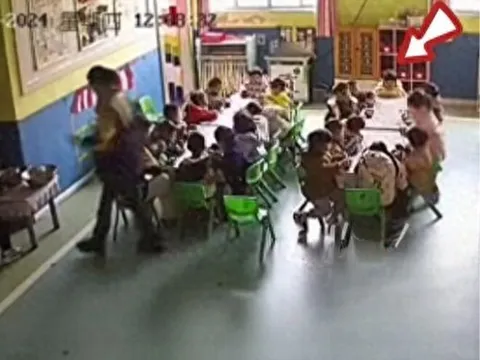 Con gái 3 tuổi bị bỏ đói, mẹ đến trường mẫu giáo kiện, phản ứng của cô giáo gây phẫn nộ