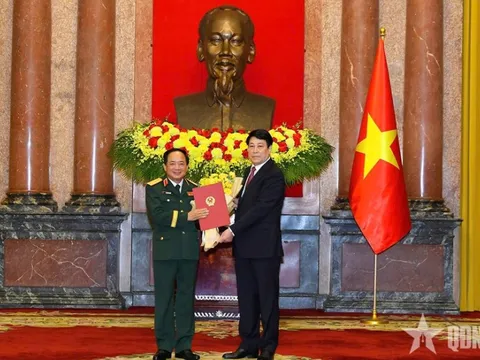 Chủ tịch nước trao Quyết định thăng quân hàm; cấp bậc hàm Đại tướng, Thượng tướng đối với sĩ quan Quân đội và Công an