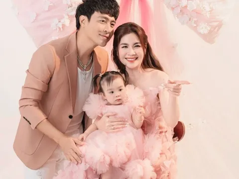 Kha Ly đợi 9 năm mới được dọn tiệc thôi nôi cho con, khoe ái nữ mắt to tròn xinh xắn như búp bê