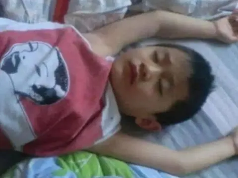 Cứ 9h tối là con đòi đi ngủ, bố mẹ xem camera giám sát lập tức đưa cho giúp việc 72 triệu