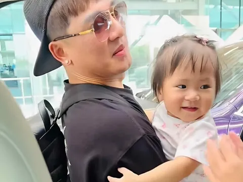 Con gái Thanh Trúc đẫm nước mắt khi chia tay bố Châu Khải Phong, ông xã nữ diễn viên không đeo nhẫn cưới