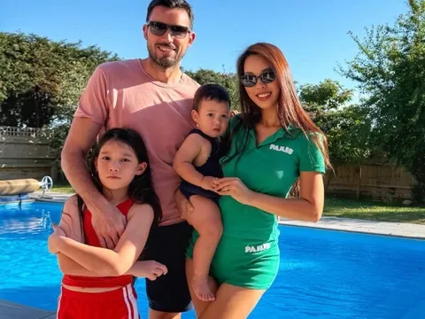 Hà Anh "nai lưng bù đầu" khi đưa con về quê chồng ở Anh, 2 con lai Tây góp nhặt nét đẹp của bố mẹ