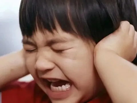 Con gái kêu cứu vì côn trùng bò vào tai, mẹ nhét thêm một thứ vào, bác sĩ khen quá thông minh