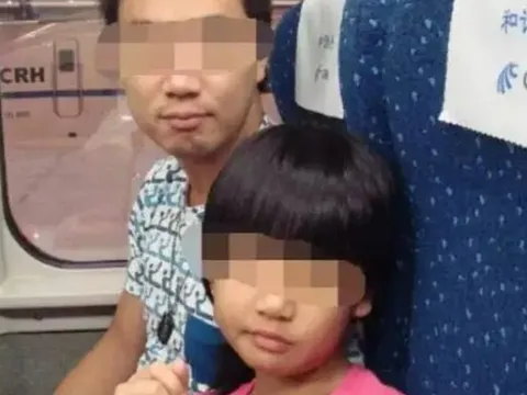 Bố đưa con gái đi vệ sinh nhưng 30 phút không thấy ra, nhân viên nổi giận khi phá cửa