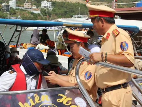 Khánh Hòa tăng cường kiểm tra hoạt động tàu du lịch tại vịnh Nha Trang