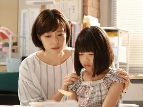 Cháu về quê nghỉ hè sau kỳ thi tốt nghiệp, tình cờ thấy cảnh ông bà nội trong bếp, đứa trẻ thất thần bỏ đi